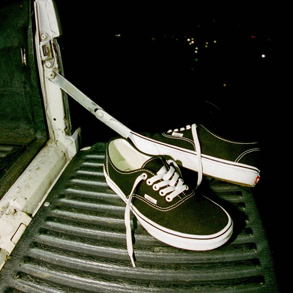 alternate view Chaussure de skate Vans Authentic - Noire / BlancheHERO