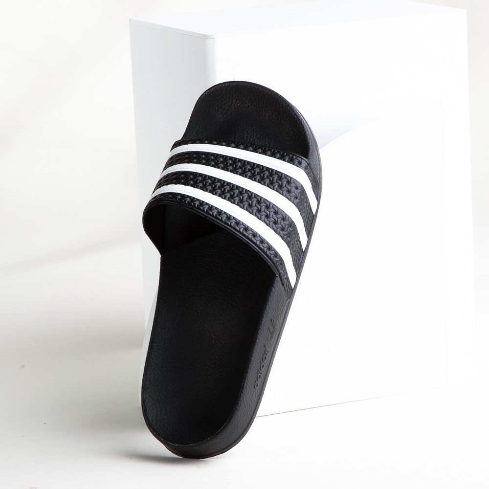Sandale athlétique adidas Adilette - Noire / Blanche