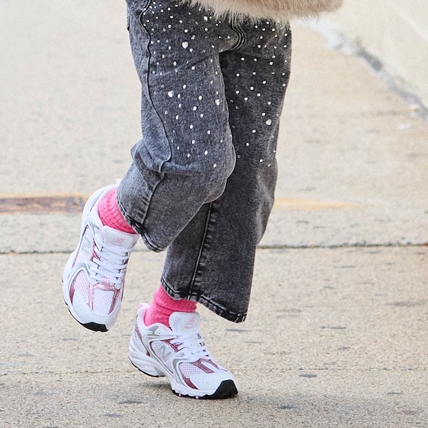 alternate view New Balance 530 Athletic Shoe - Big Kid - White / PinkALT1C