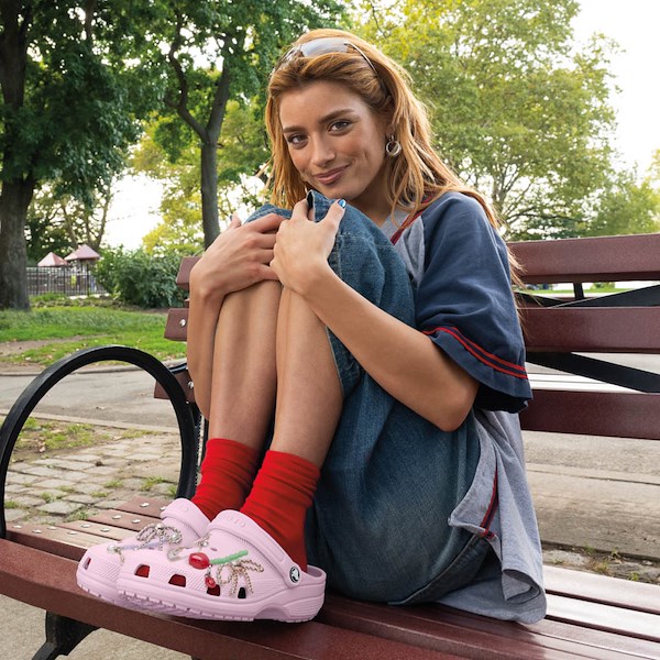 alternate view Sabot classique Crocs  Lait roseALT1B