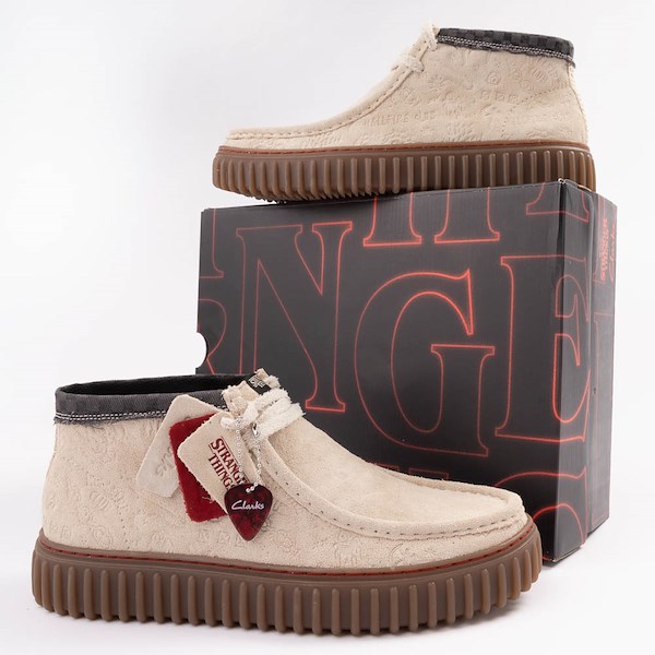 alternate view Botte Chukka Torhill Hi Clarks x Stranger Things Pour Hommes - Blanc CasséALT1D