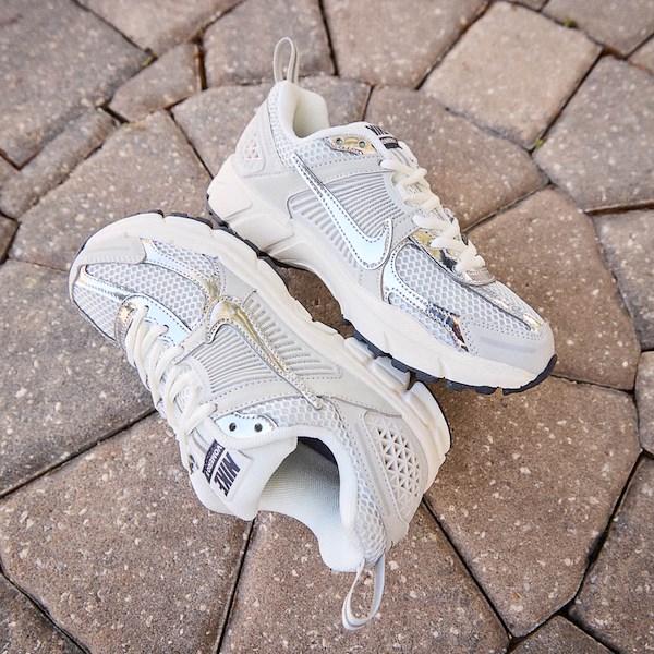 alternate view Nike Vomero 5 Athletic Shoe - Big Kid - Photon Dust / Chrome / Gridiron / SailHERO