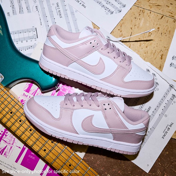Chaussure athlétique Nike Dunk Low pour femmes - Blanc / Rose Particle